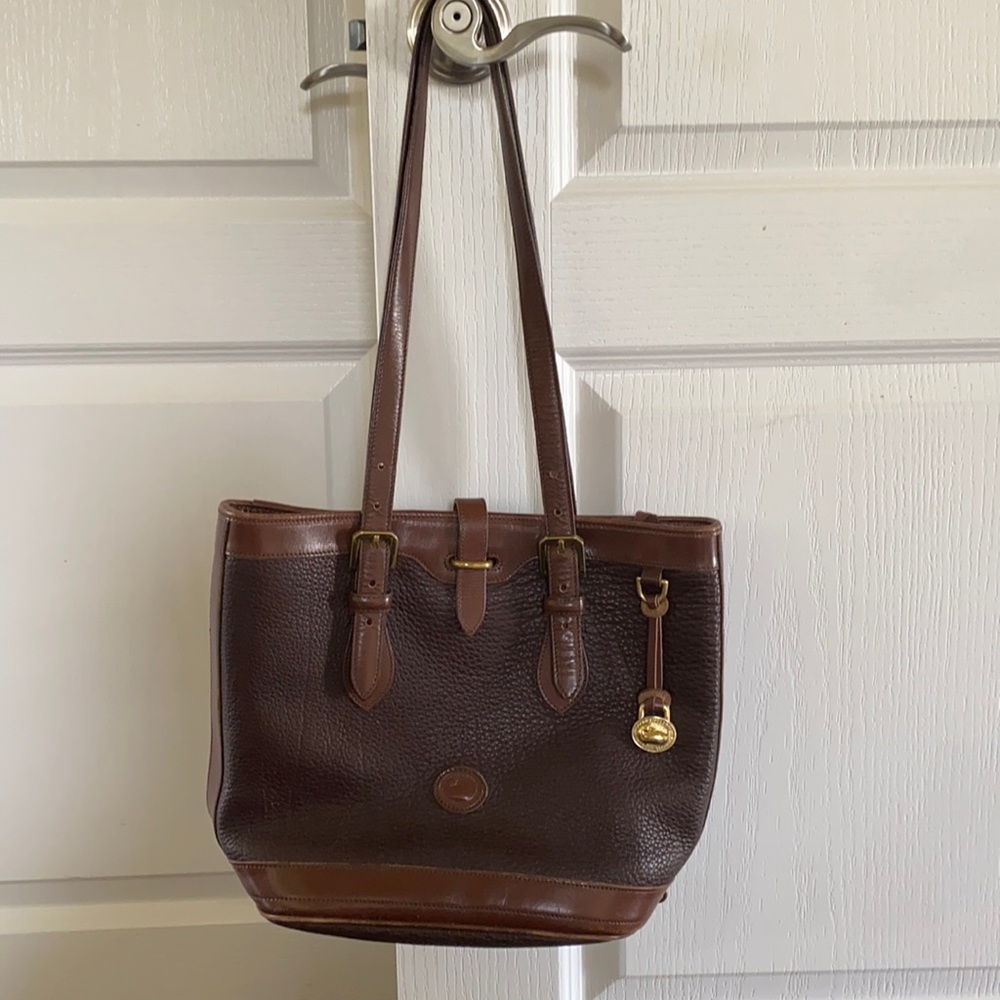 Chocolate brown Dooney and Bourke shoulder bag. Very good condition.